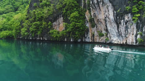 Turistas-Viajando-En-Lanchas-Rápidas-En-Una-Laguna-Azul-En-Palawan-Filipinas