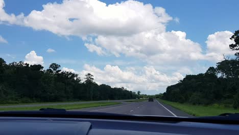 Windschutzscheibenansicht,-Fahren-An-Einem-Schönen-Heißen-Tag-In-Florida