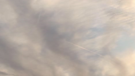 Langsam-Bewegende-Flugzeuge-Zwischen-Den-Wolken-An-Einem-Herbsttag
