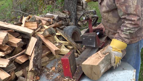 Ein-Mann,-Der-Einen-Hydraulischen-Holzspalter-Verwendet,-Um-Brennholz-Für-Den-Winter-Zu-Machen