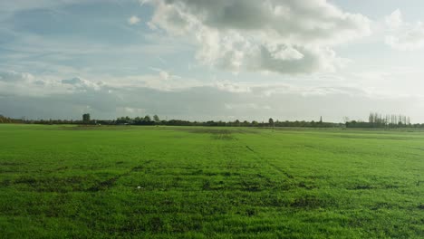 Campos-Agrícolas-Con-La-Ciudad-De-Middelburg-En-La-Distancia-Durante-Un-Día-Soleado-En-Otoño