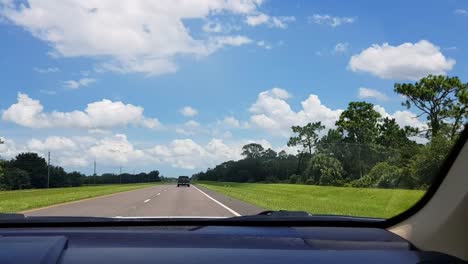 Blick-Aus-Der-Windschutzscheibe-Während-Der-Fahrt-Auf-Der-Straße-Tagsüber,-Kissimmee-Florida