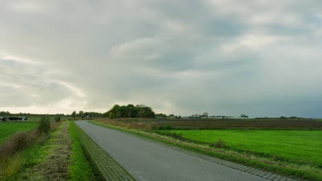 Kleine-Straße-Durch-Eine-Ländliche-Gegend-In-Der-Nähe-Von-Middelburg