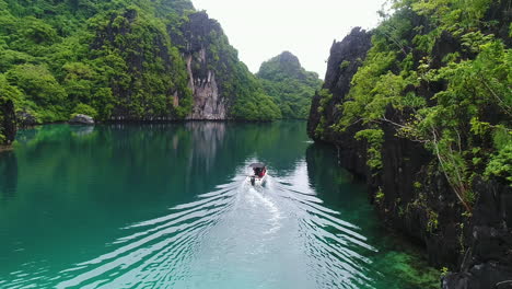 Luftaufnahme-Eines-Touristischen-Schnellboots-In-Der-Blauen-Lagune-Von-Palawan,-Philippinen
