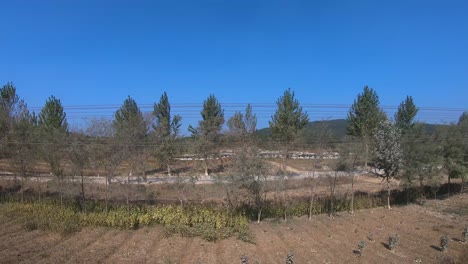 Vorbei-An-Einem-Nordkoreanischen-Dorf-Auf-Dem-Land-Vom-Fahrenden-Zug