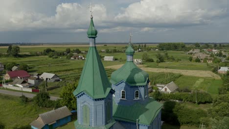 Wunderbarer-Blick-Auf-Die-Kathedrale-Der-Heiligen-Fürbitte-Mit-Herrlichen-Bäumen-Und-Häusern-In-Der-Ukraine---Luftaufnahme