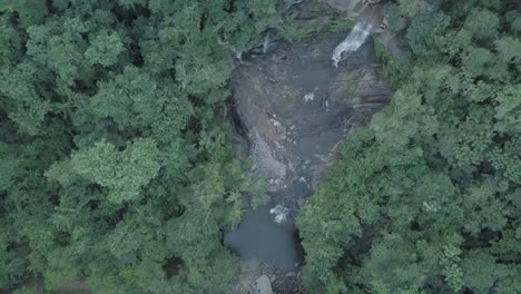 Zoomen-Sie-Langsam-Zum-Wasserfall-Im-Brasilianischen-Amazonas-Regenwald