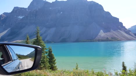 Pov-Des-Seitenspiegels-Des-Autos-Während-Der-Fahrt-Pass-Bow-Lake-Und-Rockies-Mountain-Range-Im-Banff-National-Park,-Alberta,-Kanada-In-Der-Sommerferienzeit