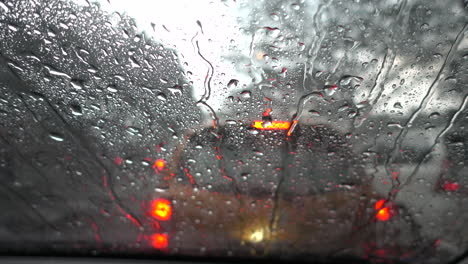 Regen-Fällt-Auf-Die-Windschutzscheibenansicht-Des-Autos