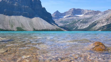 POV-Der-Natürlichen-Landschaft-Am-Wunderschönen-Bow-Lake-Und-Der-Bergkette-Im-Banff-Nationalpark,-Alberta,-Kanada-In-Der-Sommerferienzeit