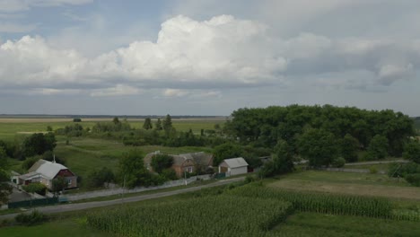 Die-Schöne-Und-Friedliche-Stadt-Mit-Herrlichen-Bäumen,-Verschiedenen-Häusern-Und-Bewölktem-Blauem-Himmel-In-Der-Ukraine---Luftaufnahme