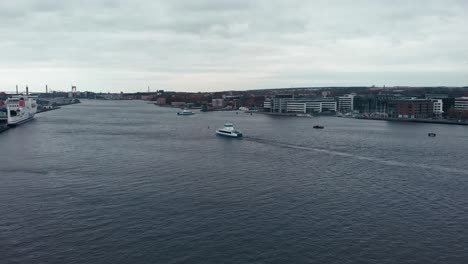 Tracking-Luftaufnahme-Eines-Bootes,-Das-Durch-Den-Kanal-In-Der-Nähe-Des-Hafens-Von-Göteborg-Fährt