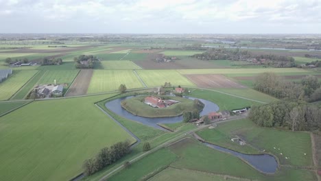 Drohnenaufnahme-Der-Schönen-Felder,-Die-Sich-In-Der-Nähe-Der-Straße-In-Den-Niederlanden-Ausbreiten