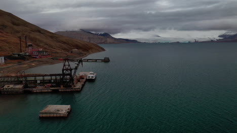 Flying-Over-The-Barentsburg-In-Svalbard,-Norway-On-A-Cold-Cloudy-Day---Aerial-Shot