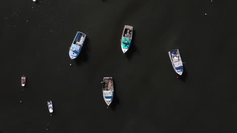 Aerial-High-Pan-bird's-eye-overview-of-parked-boats-on-the-ocean-at-Vinalhaven,-Maine-Coast,-Fox-Islands,-Knox-County,-USA