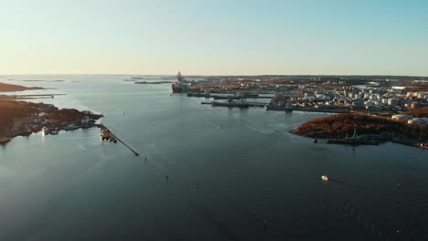 Vista-Aérea-De-La-Entrada-Del-Puerto-En-La-Ciudad-De-Gotemburgo,-Suecia-Durante-El-Día,-Movimiento-De-Muñecas