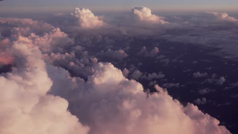Flug-über-Den-Wolken,-Gefilmt-Aus-Einem-Flugzeug,-Das-Auf-Die-Asiatische-Stadt-Baku-In-Aserbaidschan-Zufliegt