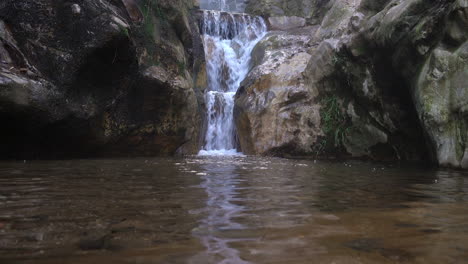 Malerische-Natur-Eines-Wunderschönen-Wasserfalls-Mit-Sauberem-Und-Transparentem-Süßwassersee,-Umgeben-Von-Großen-Felsen