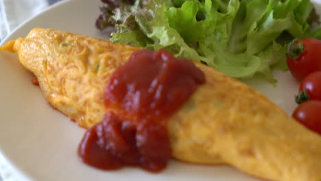 Aromatisierter-Gebratener-Reis-In-Einer-Omelette-Hülle