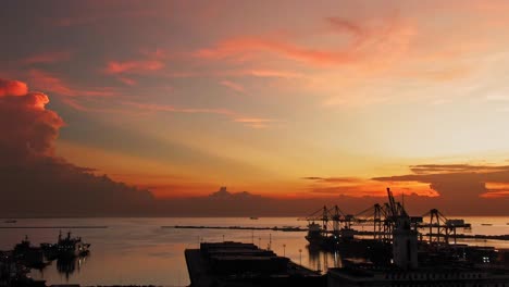 Malerisch-Bemerkenswerter-Blick-Auf-Den-Roten-Sonnenuntergangshimmel-Am-Silhouettierten-Schiff-Am-Meer-Am-Hafen