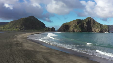 Vuelo-Hacia-La-Playa-De-Whatipu-Con-Formaciones-Rocosas-Huia-Reserve,-Nueva-Zelanda