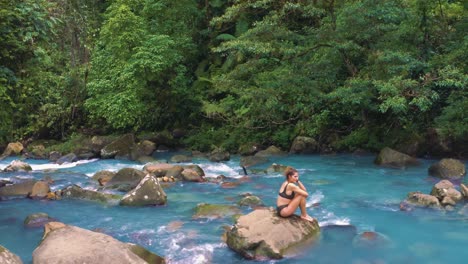 Beautiful-shot-of-the-famous-Rio-Celeste,-a-volcanic-river-in-the-jungle-of-Costa-Rica-with-remarkably-blue-water