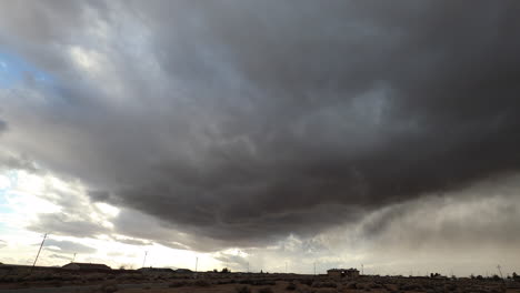 Dunkelgraue-Gewitterwolken-Wehen-über-Die-Kalifornische-Wüste,-Zeitraffer