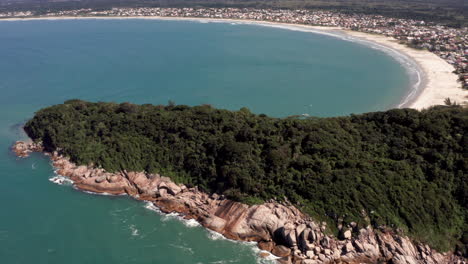Panorama-view-of-moon-shaped-populous-shoreline,-Papagaios-Island,-Brazil