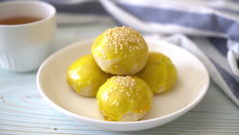 Chinese-pastry-or-moon-cake-filled-with-mung-bean-paste-and-salted-egg-yolk