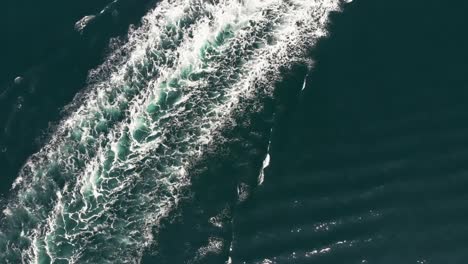 Die-Kühlen-Weißen-Wellen-Des-Meerwassers-In-Lysekil-Schweden,-Nachdem-Ein-Schiff-Vorbeigefahren-Ist---Luftaufnahme