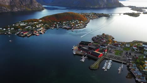 Paisaje-De-Lanchas-Rápidas-Conduciendo-Entre-Las-Islas-Lofoten,-Noruega,-Antena