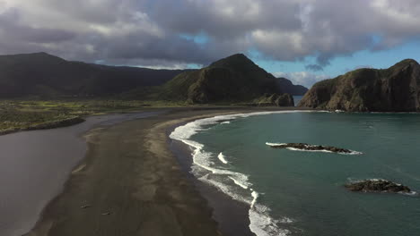 Paisaje-De-La-Playa-Whatipu-Con-Formaciones-Rocosas-Huia-Reserve,-Nueva-Zelanda