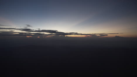 4k-Statische-Aufnahme-Von-Schönen-Wolken-Und-Buntem-Himmel-Aus-Einem-Fliegenden-Kommerziellen-Flugzeugfenster-Nach-Sonnenuntergang-Oder-Vor-Sonnenaufgang