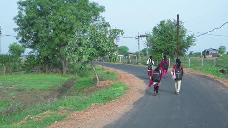 Estudiantes-Que-Van-A-La-Escuela-En-Una-Aldea-India-Rural