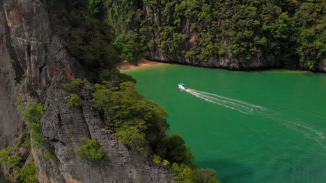 Hoher-Drohnenblick-Auf-Ein-Schnellboot,-Das-Sich-Dem-Einsamen-Strand-Von-Pang-Na-Bay-Auf-Der-Insel-Koh-Yao-Noi-In-Thailand-Nähert