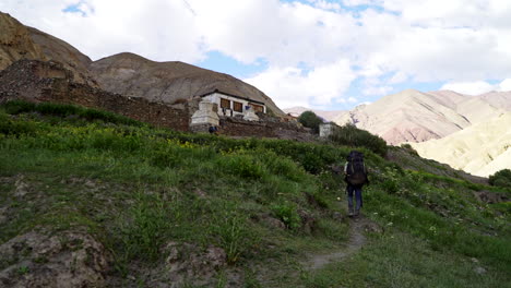 Hombre-Con-Mochila-Llegando-A-Hankar-En-La-Caminata-Del-Valle-De-Markha,-Antiguo-Pueblecito-En-El-Himalaya