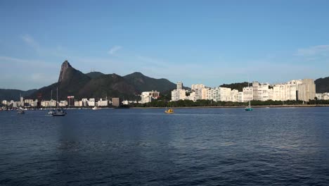 Weiter-Panoramablick-Auf-Den-Rio-De-Janeiro-Bei-Sonnenaufgang-Mit-Dem-Corcovado-Berg-Im-Hintergrund-Und-Ausflugsbooten,-Die-Verstreut-Sind-Und-In-Der-Guanabara-Bucht-Vorüberfahren,-Gesehen-Vom-Urca-Viertel