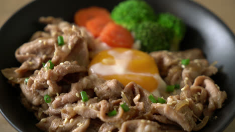 Donburi,-Reisschüssel-Mit-Schweinefleisch,-Onsen-Ei-Und-Gemüse