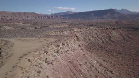 Schöne-Luftaufnahmen-Direkt-Außerhalb-Des-Zion-nationalparks-Im-Süden-Von-Utah