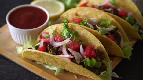 Tacos-Mit-Fleisch-Und-Gemüse---Mexikanisches-Essen