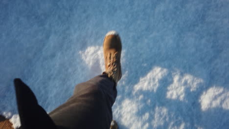 Caminar-En-La-Nieve-Fría-Y-Helada-De-California-En-Un-Día-Soleado---Inclinarse-Hacia-Abajo