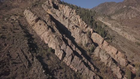Erkunden-Sie-Das-Felsige-Und-Epische-Terrain-Des-Big-Cottonwood-Canyon-In-Utah