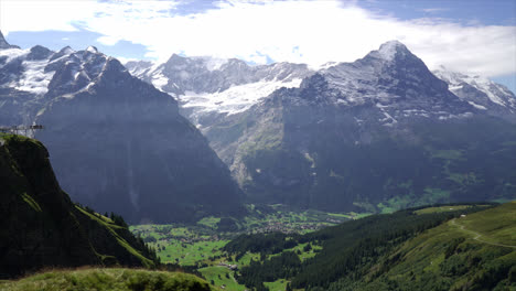 Grindelwald-Dorf-Mit-Berglandschaft-In-Der-Schweiz