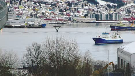 Barcos-Navegando-En-Un-Lago-En-Invierno-En-La-Ciudad-Norteña-Urbana-De-Tromso-Noruega