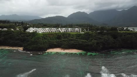 Luftaufnahme-über-Einem-Privaten,-Abgelegenen-Strand-Unterhalb-Eines-Hawaii-Resorthotels