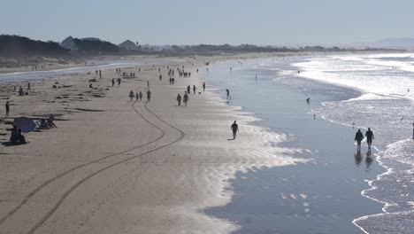 People-leisurely-walking-around-enjoying-the-outdoors-in-Pismo-Beach,-California