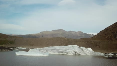 Fliegen-Zwischen-Eisbergen-Im-Isländischen-Hochland