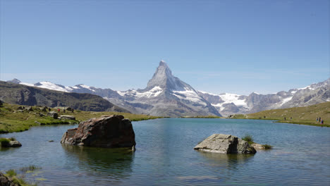 Timelapse-Matterhorn-with-alpine-lake,-Stellisee-in-Zermatt,-Switzerland,-Europe