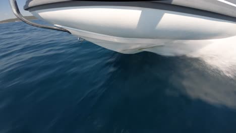 Einzigartige-Perspektive-Des-Bugs-Des-Motorboots,-Der-Schnell-Durch-Die-Adria-Schneidet