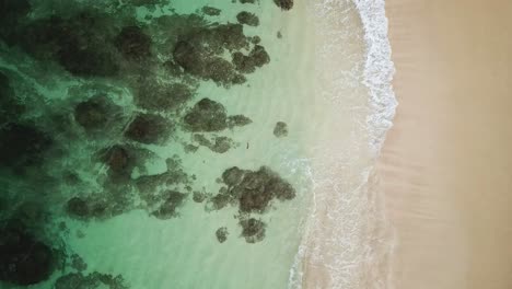Drohnen-Luftaufnahme-über-Einem-Tropischen-Inselstrand-Neben-Einem-Felsigen-Korallenriff